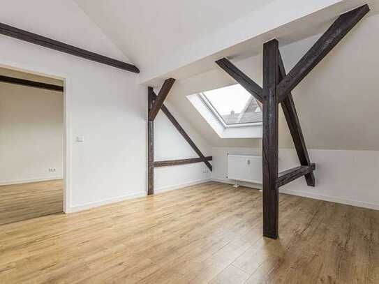 Frisch renovierte 2-Zimmer-Dachgeschoss-Wohnung in klassischem Altbau