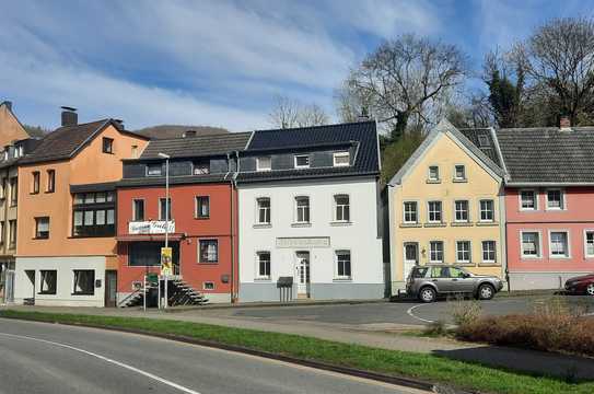 kernsaniertes historisches Einfamilienhaus mit 1-2 Einliegerwohnungen, Hof, Nebengebäude und Garten