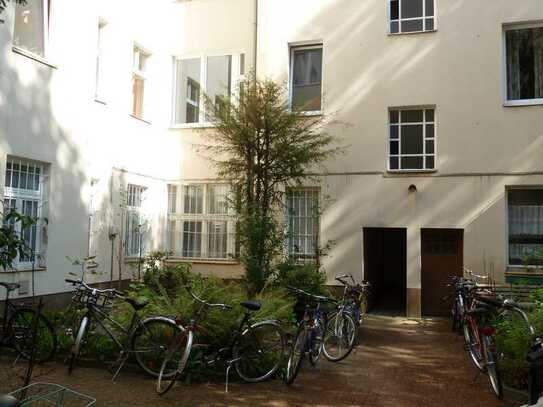 Charmante Altbau 2-Zimmer Wohnung m. Balkon ab sofort