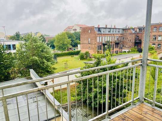 Helle 2 Zimmer DG-Wohnung mit EBK in ruhiger Lage und super Ausblick