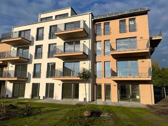 Großzügige Neubauwohnung mit Terrasse und Gartenanteil