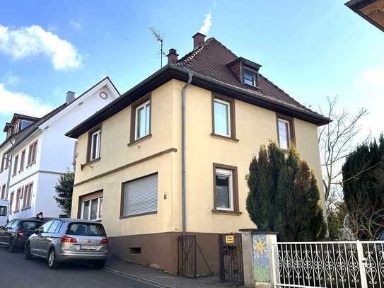 Zweifamilienhaus an Kapitalanleger in zentraler Lage 
und idyllischem Garten