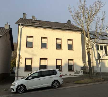 Renoviertes Einfamilienhaus mit Einliegerwohnung und Garten