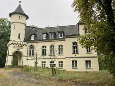 Residieren im eigenen Schlossensemble und dazugehörigen Park