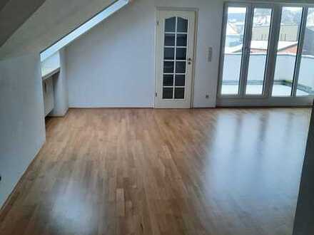 Gepflegte 2-Zimmer-Dachgeschosswohnung mit Balkon und Einbauküche in Regensburg
