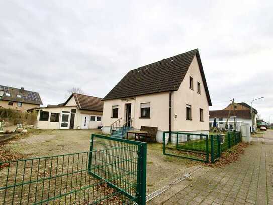 Vettweiß- Gladbach, renovierungsbedürftiges Einfamilienhaus, großes Nebengebäude , Garage, Garten