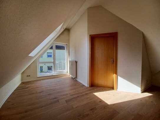 Helle DG-Wohnung mit großem Balkon!