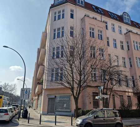 Perfekt für Cafés! Große Schaufensterfront an frequentierter Straße und viel Lagerfläche.