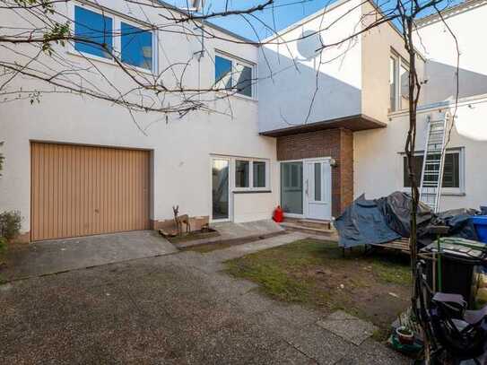 Komplett saniertes Haus in 2 Reihe (nach WEG) mit Garage und 2 Terrassen