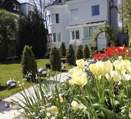 Renoviertes Bauhausstil-Haus mit Garten, Wintergarten & Top-Lage