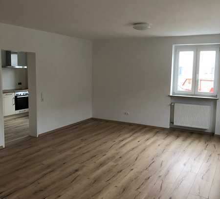 Komplett neu renovierte und schöne 2 Zimmer - Mietwohnung mit Einbauküche und PKW-Stellplatz !