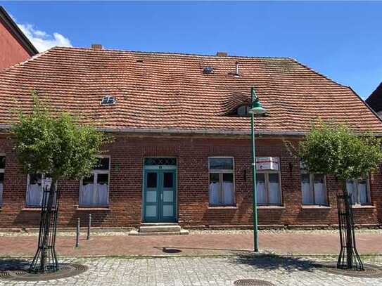 Wer küsst dieses Denkmal wach ?
Zweifamilienhaus mit großem Naturgarten in Mecklenburg