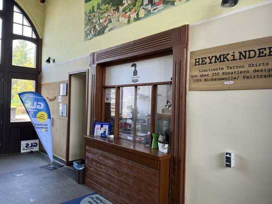 Kiosk im Denkmalgeschützten Bahnhof zum pachten.