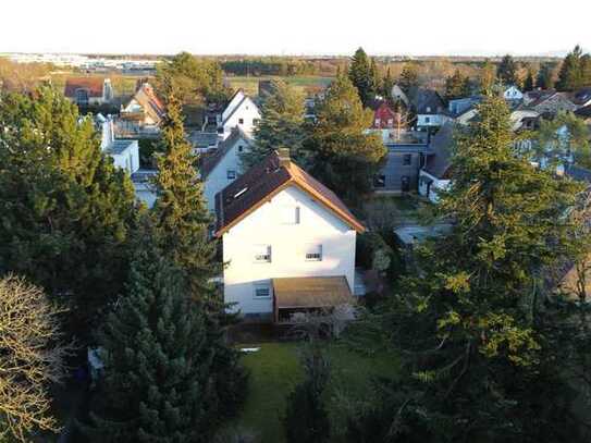 Zweifamilienhaus (Erbpacht) mit großem Garten und starkem Renditepotenzial in begehrter Lage