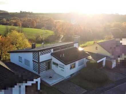 +++Attraktives Einfamilienhaus mit Südausrichtung, Doppelgarage, Panoramablick, Südterrasse in un...