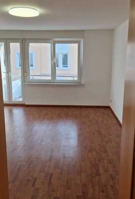 - - - WG-Zimmer in renovierter 4er WG verfügbar!!! - - -