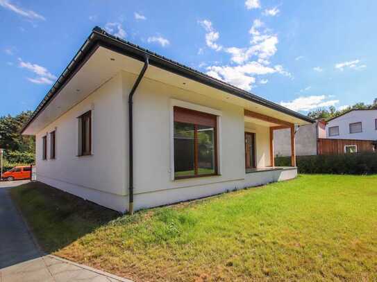 Neubau-Bungalow in ruhiger Lage mit vielseitig nutzbarer Halle