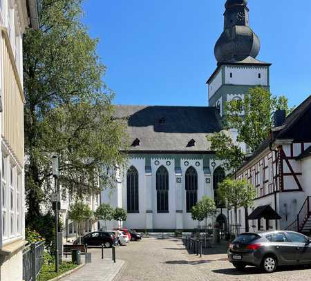 Diskrete Vermarktung: Wohnhaus in Attendorn mit tollem Stadtblick