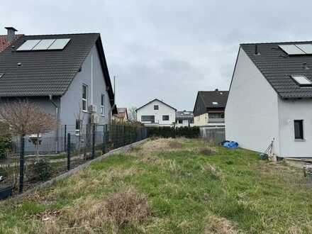 Attraktives Baugrundstück für eine Doppelhaushälfte in etablierter Wohngegend.