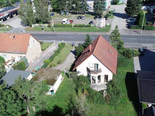 Attraktives Ein- Zweifamilienhaus am westlichen Stadtrand ---- Doppelgarage!