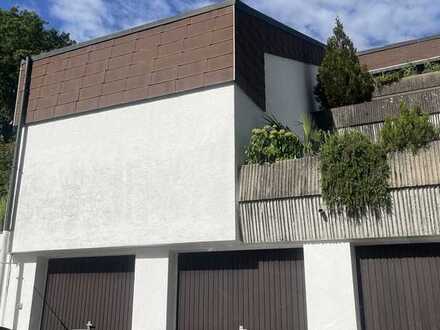 In Kirchheim unter Teck: Gepflegte Terrassenwohnung mit vier Zimmern und Balkon