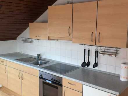 Sanierte Dachgeschosswohnung mit eineinhalb Zimmern und EBK in Asperg