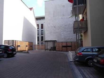 Schöne 1-R.-Whg. im Einzeldenkmal mit Parkettboden und kl. Einbauküche su. ruhige Nachmieter*in
