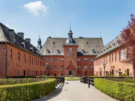 möblierte Traumwohnung mit Blick in den Schlosspark zu vermieten