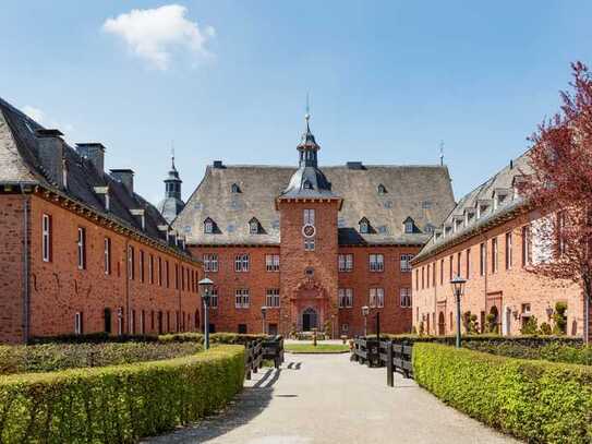 möblierte Traumwohnung mit Blick in den Schlosspark zu vermieten