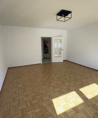 Renovierte 3-Zimmer-EG-Wohnung mit Terrasse, Loggien und Einbauküche