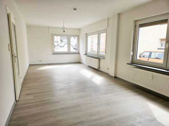 ***FRISCH SANIERTE 2,5 ZIMMER-WOHNUNG MIT 2 STELLPLÄTZEN****