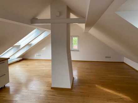 super schöne Dachgeschosswohnung als Büro zu vermieten