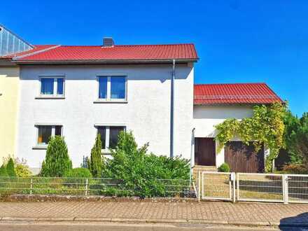 Massives Wohnhaus mit sehr großem Garten, schöner Loggia und Aus- und Anbaupotenzial