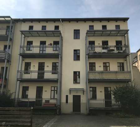 Süße Einraumwohnung in ruhigem Hinterhaus: großer Balkon & Bad mit Wanne!