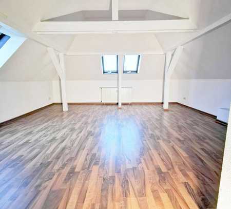 3-Raumdachgeschosswohnung mit 20 m² Wohnzimmer + Laminat + EBK-Option