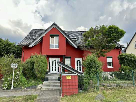 Elegantes Einfamilienhaus
mit Einliegerwohnung, Garagen & Carport inmitten der Natur