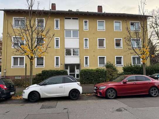 Vollständig renovierte Wohnung mit vier Zimmern und Balkon in Hanau