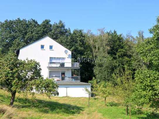 Attraktives Zweifamilienhaus mit ELW / 2 Balkone, Garten / 2 Garagen + 6 Stellplätze