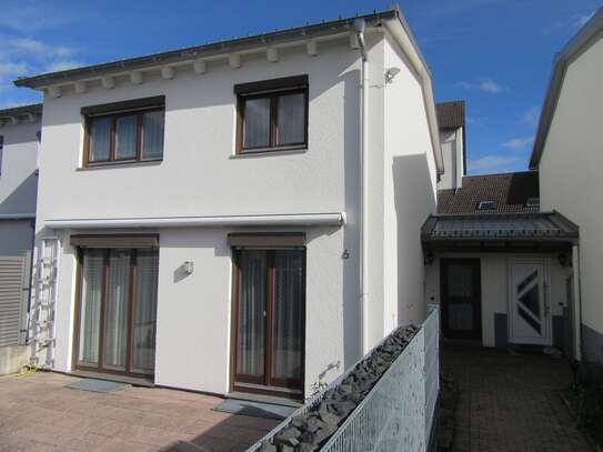 Schönes Doppelhaus in ruhiger Wohnlage mit Carport