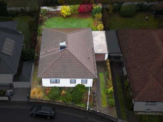 Licht, Luft, Lebensqualität – Ihr Wohntraum mit Perspektive! Freistehender Bungalow mit Garage