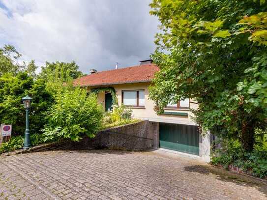 ***Elten: überraschend geräumiger Bungalow mit Keller und integrierte Garage***