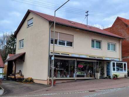 ***PROVISIONSFREI*** Zwei-Familien-Haus mit Laden, Garagen und Stellplätzen!