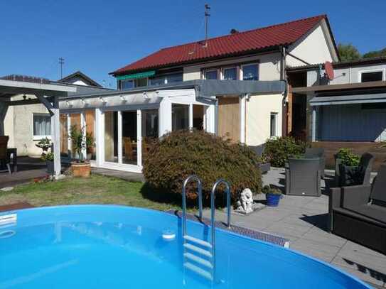 Zweifamilienhaus mit Pool und Garten in ruhiger Lage