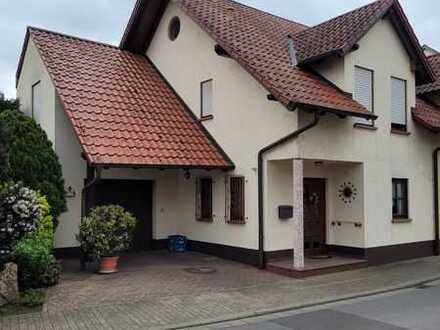 SOFORT FREI! -TOP - Gepflegte DHH mit Garage und kleinem Garten