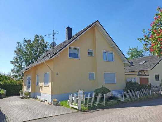 Zweifamilienhaus mit ELW, in einer Seitenstraße der Gemeinde Ramstein