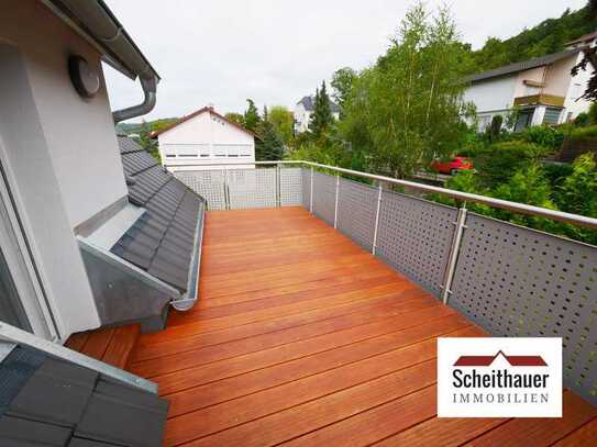 Erstbezug! Neu renovierte Dachgeschosswohnung mit Dachterrasse und Garten