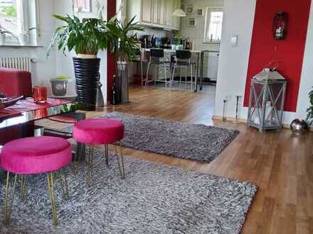 Dreifamilienhaus / Generationenhaus mit 3 Garagen und Potenzial in Ditzingen-Hirschlanden
