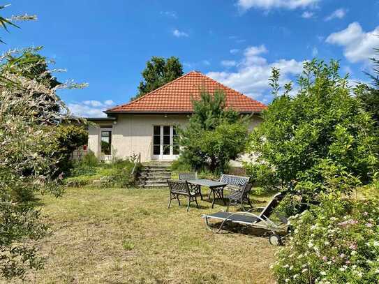 HERRLICHES SONNENGRUNDSTÜCK IN SÜD-WEST LAGE MIT SANIERUNGSBEDÜRFTIGEM HAUS + GARAGE + VOLLKELLER