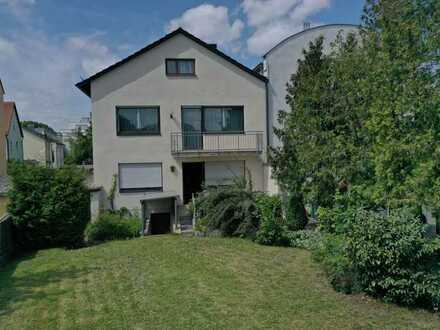 Zweifamilienhaus mit großem Garten und Ausbaupotenzial im DG in Ingolstadt***