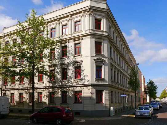 Citynahe 2-Rwhg mit Balkon & Tageslichtbad im liebevoll san. Altbau sucht Nachmieter